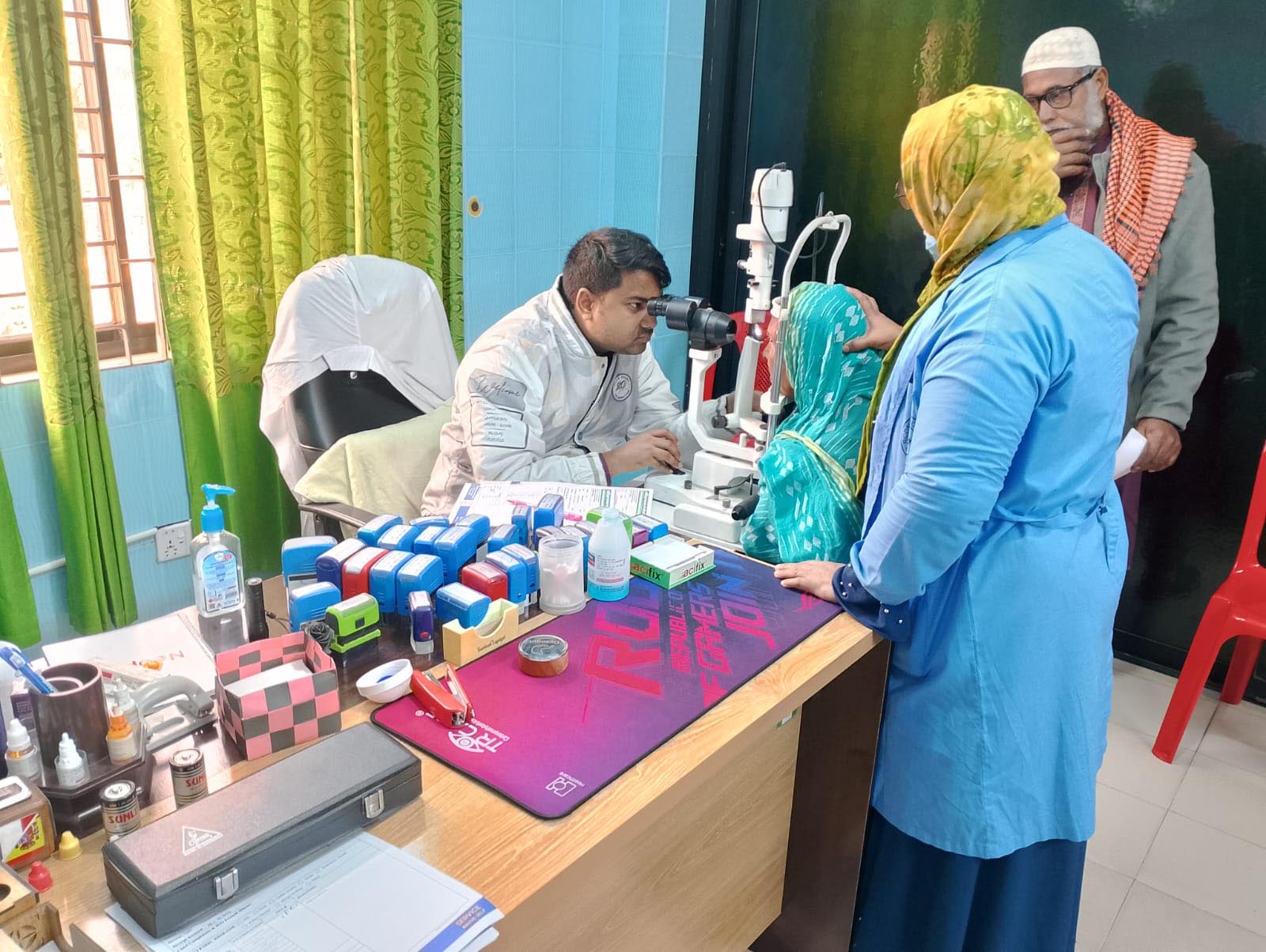 ডাক্তার রোগীদের সেবা প্রদান করছে