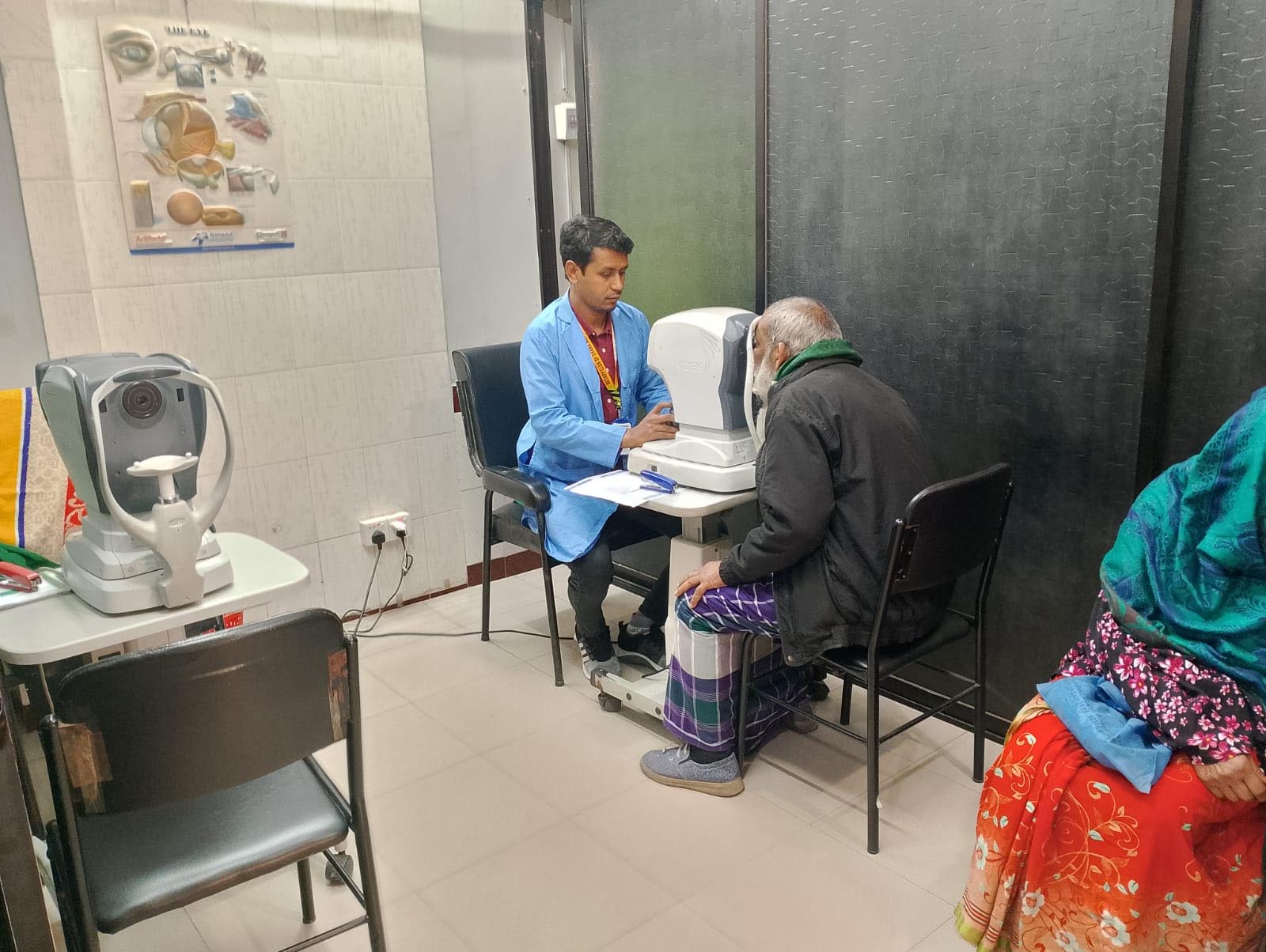 আধুনিক মেশিন দ্বারা রোগীদের চোখের পরীক্ষা করা হচ্ছে